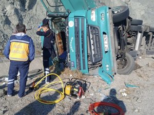 Tercan’da Tırın Devrilmesi Sonucu 1’i Çocuk 3 Kişi Yaralandı