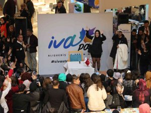 İ̇va Park Avm’ İmza Kuyruğu, Onu Gören Telefonuna Sarıldı