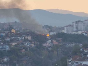 Çatı Yangını Mahalleliye Korku Dolu Anlar Yaşattı