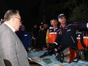 Çorba İçerken Masaların Altına Girdiler