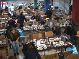 Antalya’da Kız Öğrenciler Deprem Tatbikatına Yemek Yerken Yakalandı