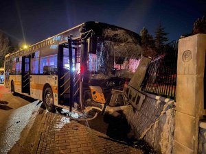 Eskişehir’de Halk Otobüsü Otomobile Çarptı: 10 Yaralı