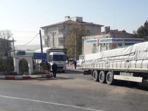 Çiftçiler Karayolunu Trafiğe Kapattı