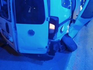 Bitlis’te Yolcu Otobüsüne Otomobil Arkadan Çarptı: 3 Yaralı