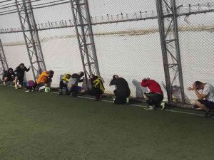 Halı Saha Oyuncularından "Çök-kapan-tutun" Tatbikatına Destek