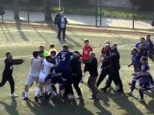 Son Düdük Çaldı, Yeşil Saha Boks Ringine Döndü