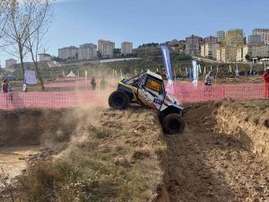 Dev Arazi Araçlarının Engellerde Yaşadığı Zor Anlar Kamerada