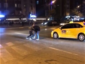 Yol Ortasında Kavgaya Tutuştular