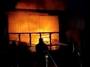 Yalova’da Sanayi Sitesindeki Depo Yangını Korkuttu