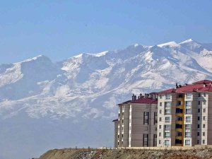 Yüksekova’nın Yüksekleri Kesimleri Beyaza Büründü