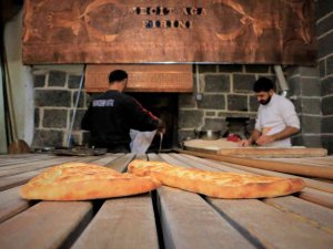 1865’ten Bu Yana Üretilen ‘Diyarbakır Ekmeği’ Yerli Ve Yabancı Vatandaşların Damağına Hitap Ediyor