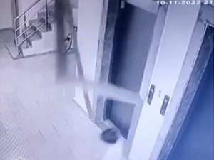 Asansör Kenarındaki Mermer Düştü, Çocuk Kıl Payı Kurtuldu