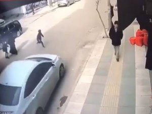Yolun Karşısına Geçmek İsteyen Çocuğa Araç Çarptı, Kaza Anı Güvenlik Kamerasına Yansıdı