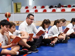 Bu Takımdaki Sporcular Kitap Okumadan Maça Başlayamıyor