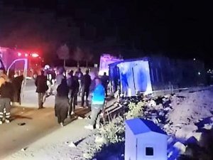 Yolcu Otobüsü Hafriyat Kamyonuyla Çarpıştı; 2’si Ağır 12 Yaralı
