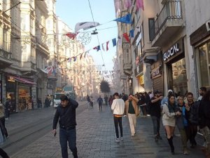 Beyoğlu İ̇stiklal Caddesi’nde Patlama Meydana Geldi. Bölgeye Çok Sayıda Sağlık Ve Polis Ekibi Sevk Edildi.