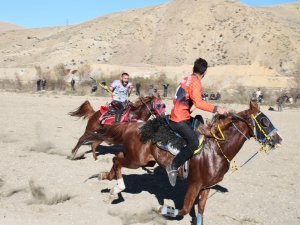 Bayburt’ta Cirit Maçları Dostluk Maçıyla Başladı