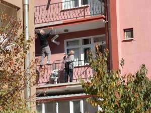 Çatıda Yatarak Sıva Yapan Usta Bu Kez De Balkon Demirine Çıkıp Boya Yaptı