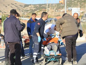 Otomobille Çarpışan Motosikletteki 2 Genç Yaralandı