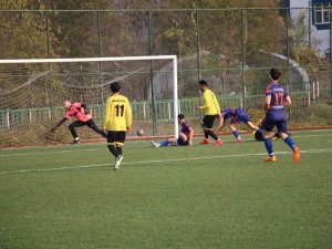 Sahada Fenalaşan Oyuncuya Rakip Takımın Hocası Yardım Etti