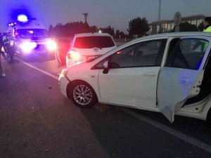 Edirne’de 2 Otomobil Çarpıştı, 2 Kişi Yaralandı