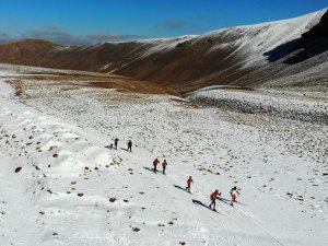 Bitlisli Kayakçılar Mevsimin İlk Karında Antrenman Yaptı