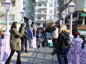 Turistlerin Porsuk Nehri’ne İlgisi Eskişehirlilere Adeta Yürüyecek Yer Bırakmadı