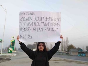 Ahıskalı Genç Kadınlar, 14 Kasım Sürgününe Dikkat Çekmek İçin Pankart Açtılar