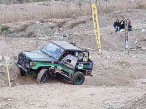 Off-road Yarışlarında Yardımcı Pilot, Yanındaki Pilotu Aracından İnerek Sopayla Kovaladı