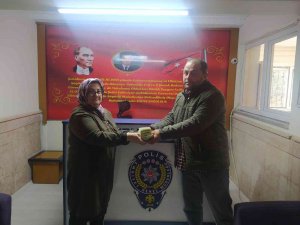 Bulduğu Döviz Dolu Poşeti Sahibine Teslim Etti
