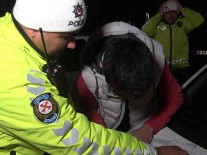 17 Yaşında Alkollü Sürücü Ve Arkadaşı Dakikalarca Polise Dil Döktü: