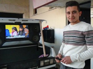 Otomobili Modifiye Edip Futbol Sevgisini Otomobilin Bagajına Taşıdılar