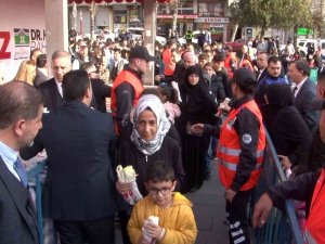 Bahçelievler’de 5 Ton Çiğ Köfte Dağıtıldı
