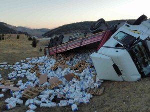 Un Yüklü Tır Devrildi, Binlerce Un Paketi Çevreye Dağıldı