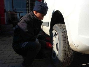 Muş’taki Oto Lastikçilerde “Kış Lastiği” Mesaisi