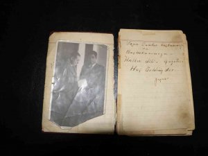 Diyarbakır’da Bulunan Bu Defterde Adnan Menderes’ten Bayar’a, Demirel’den Birçok Devlet Adamının El Yazmalı Notu Var