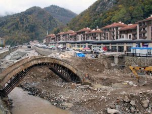 Dereli’de 2 Yıl Önce Yaşanan Selde Zarar Gören Tarihi Kemer Köprünün Onarımına Başlandı