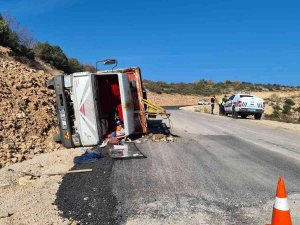Frenleri Isınan Sondaj Kamyonu Devrildi: 1 Yaralı