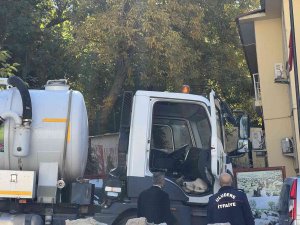 Duyarlı Ekipler, Yaralı Halde Kıvranan Köpeğin Tedavisini Sağladı