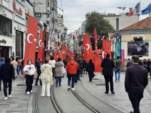 İ̇stiklal Caddesi Türk Bayraklarıyla Donatıldı