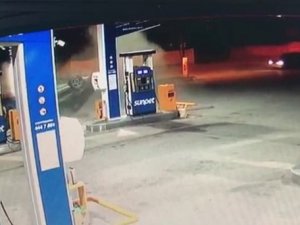Manevra Yapan Otomobile Çarpınca Akaryakıt İstasyonuna Daldı, Alev Aldı