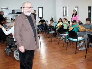 Müzik Eğitimi Alan Engelliler Hayata Yeniden Tutunuyor