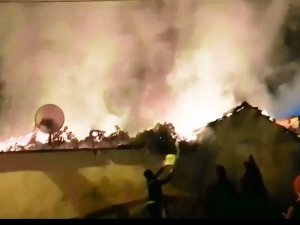 Turgutlu’da Ev Yangını, Komşuları Kovalarla Su Taşıdı