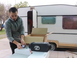 Ünlü Oyuncudan Karavanda Yaşayan Üniversiteliye Destek