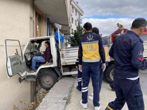 Ataşehir’de Binaya Çarpan Kamyonet Bina Boşluğunda Asılı Kaldı