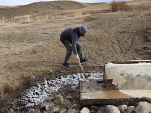 Oltu’nun Yüksek Kesimlerinde Sular Donmaya Başladı