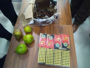 Kargo Kutusundaki Armut Ve Kestanelerin Arasından 200 Mermi Çıktı
