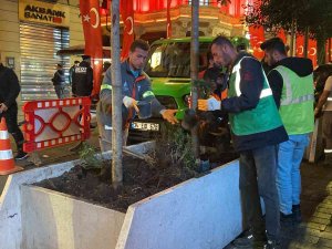 Bombalı Saldırı Sonrası Beton Saksılar İ̇stiklal Caddesi’nden Kaldırılıyor