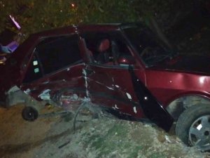 Otomobille Çarpışan Araç Bir Evin Bahçesine Girdi: 4 Yaralı