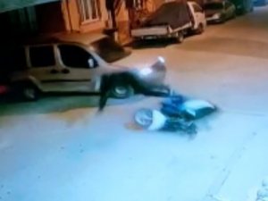 Sürücünün Çarptığı Bisikletliyi Bırakıp Kaçtığı Anlar Kamerada